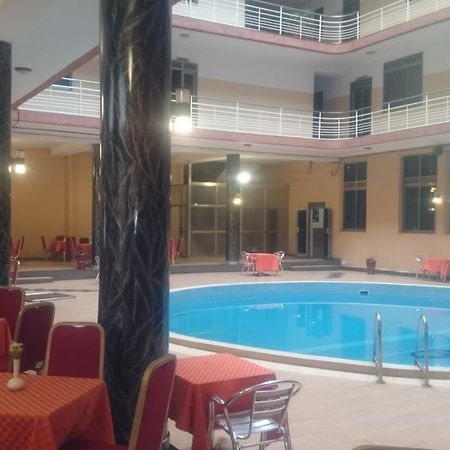 Hotel Triangle Кампала Экстерьер фото