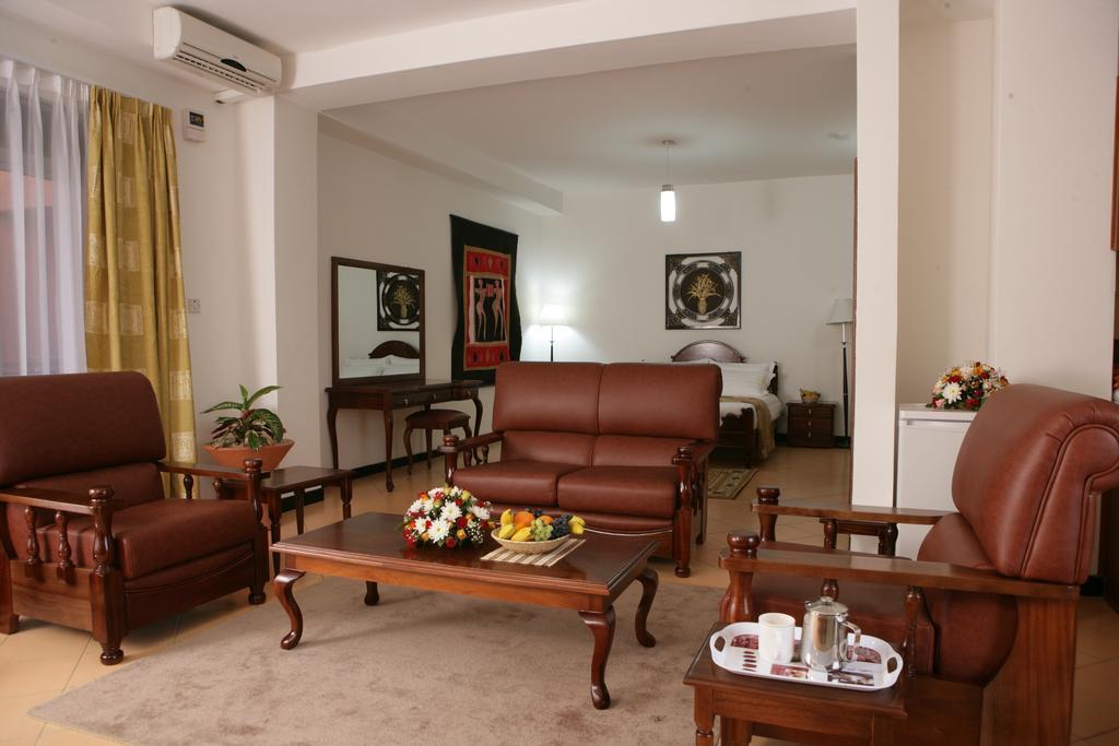 Hotel Triangle Кампала Экстерьер фото