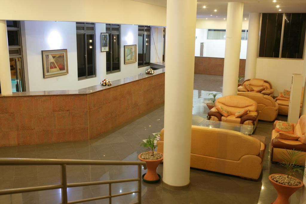 Hotel Triangle Кампала Экстерьер фото