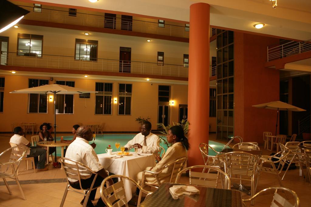 Hotel Triangle Кампала Экстерьер фото