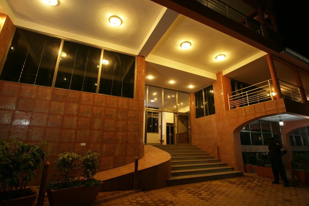Hotel Triangle Кампала Экстерьер фото