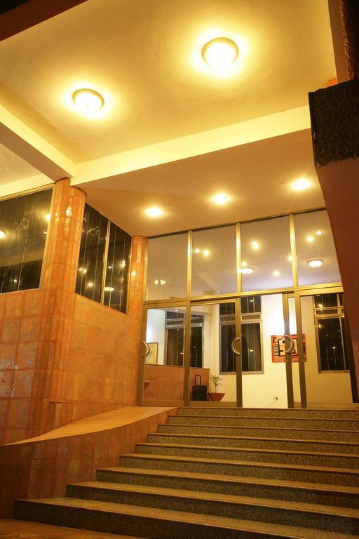 Hotel Triangle Кампала Экстерьер фото