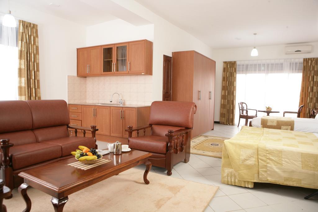 Hotel Triangle Кампала Экстерьер фото