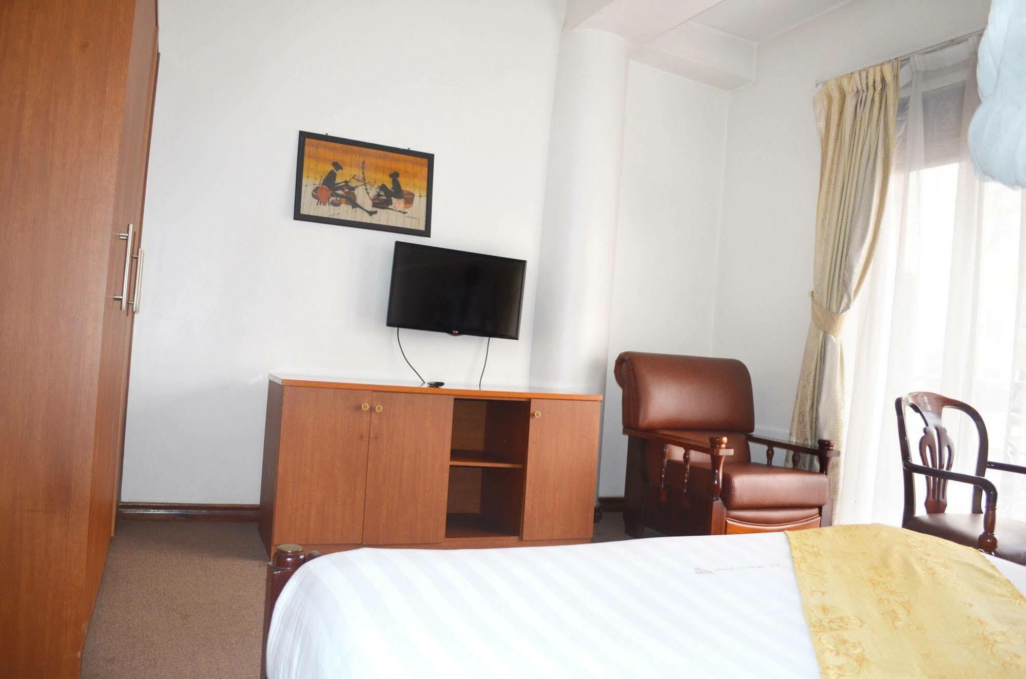 Hotel Triangle Кампала Экстерьер фото