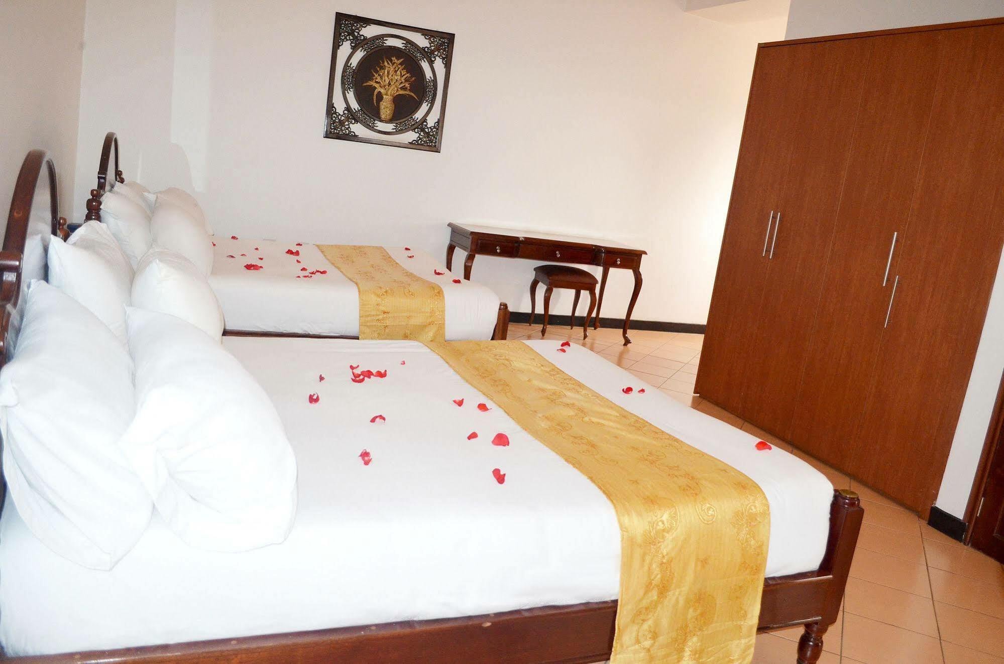 Hotel Triangle Кампала Экстерьер фото