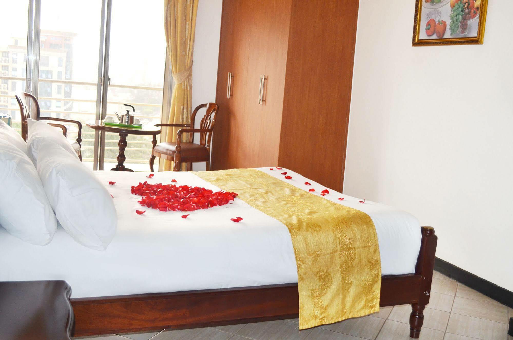 Hotel Triangle Кампала Экстерьер фото