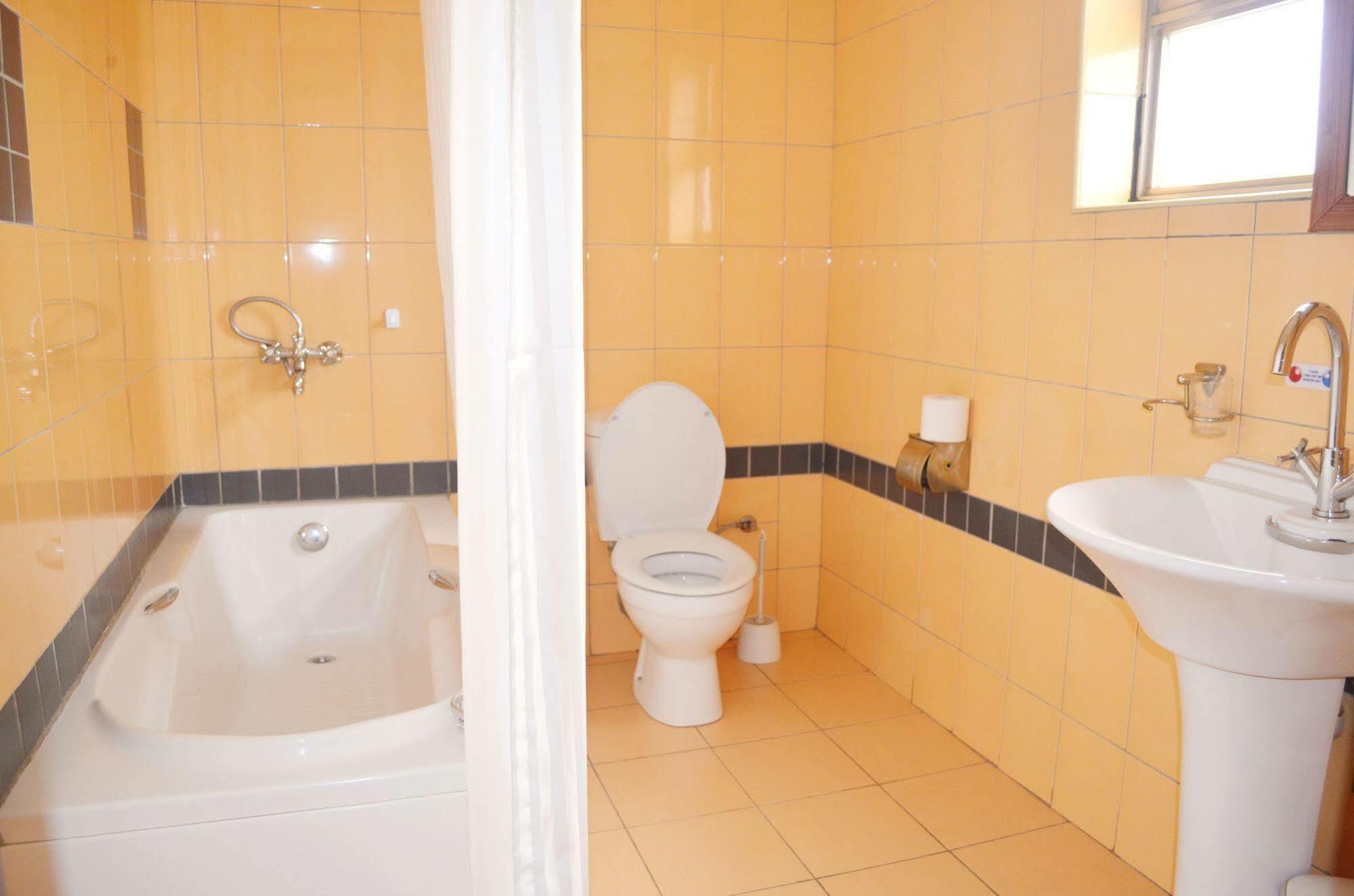 Hotel Triangle Кампала Экстерьер фото