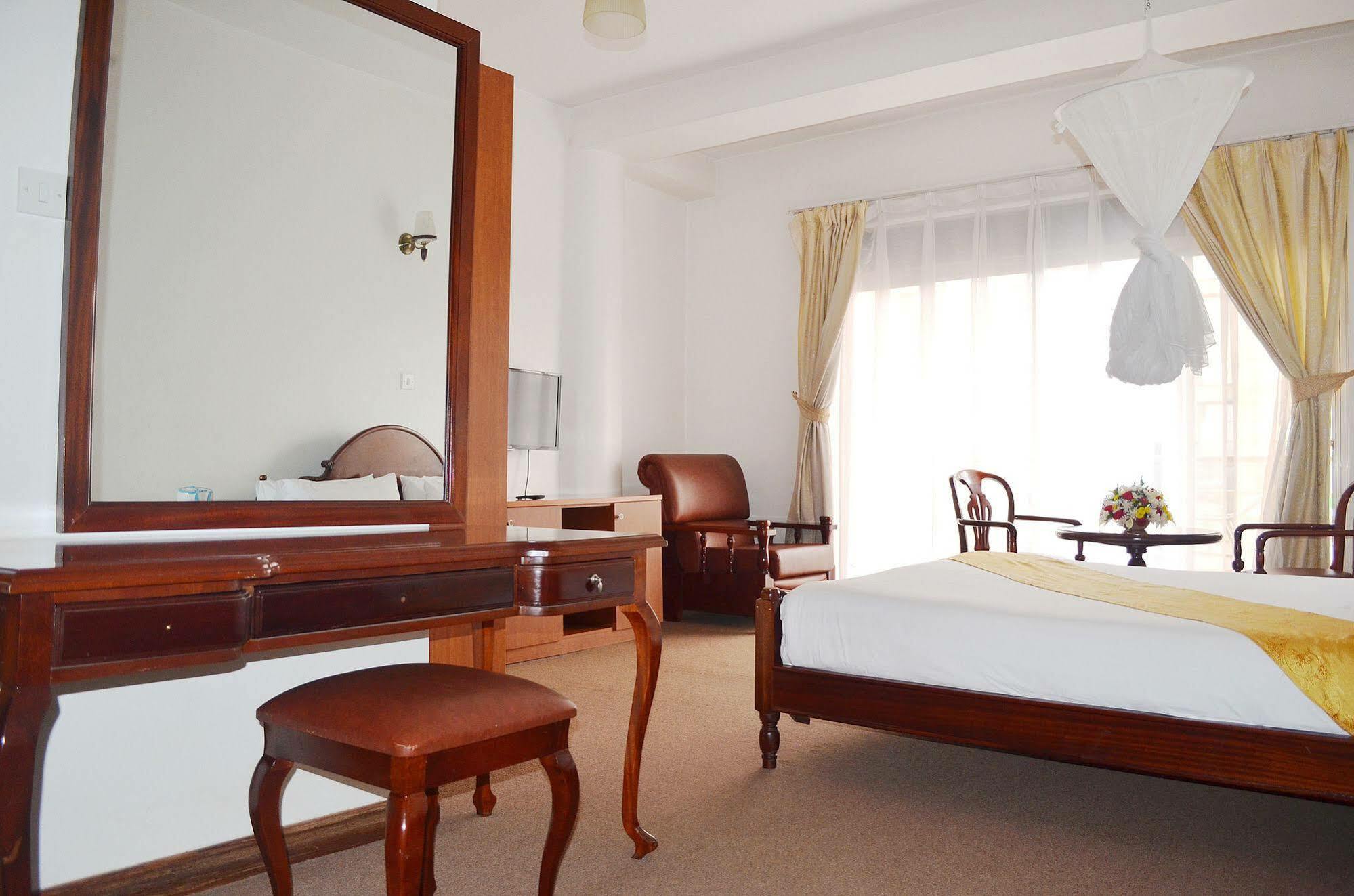 Hotel Triangle Кампала Экстерьер фото