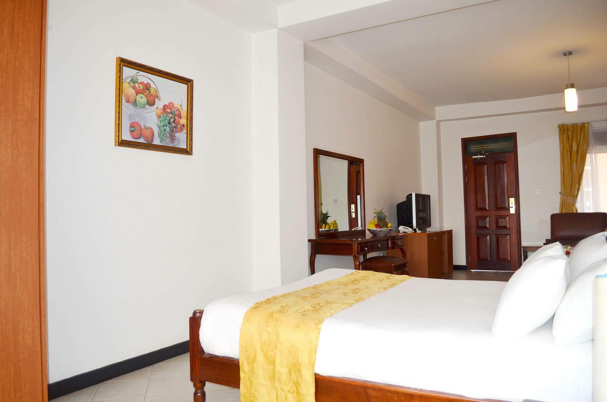 Hotel Triangle Кампала Экстерьер фото