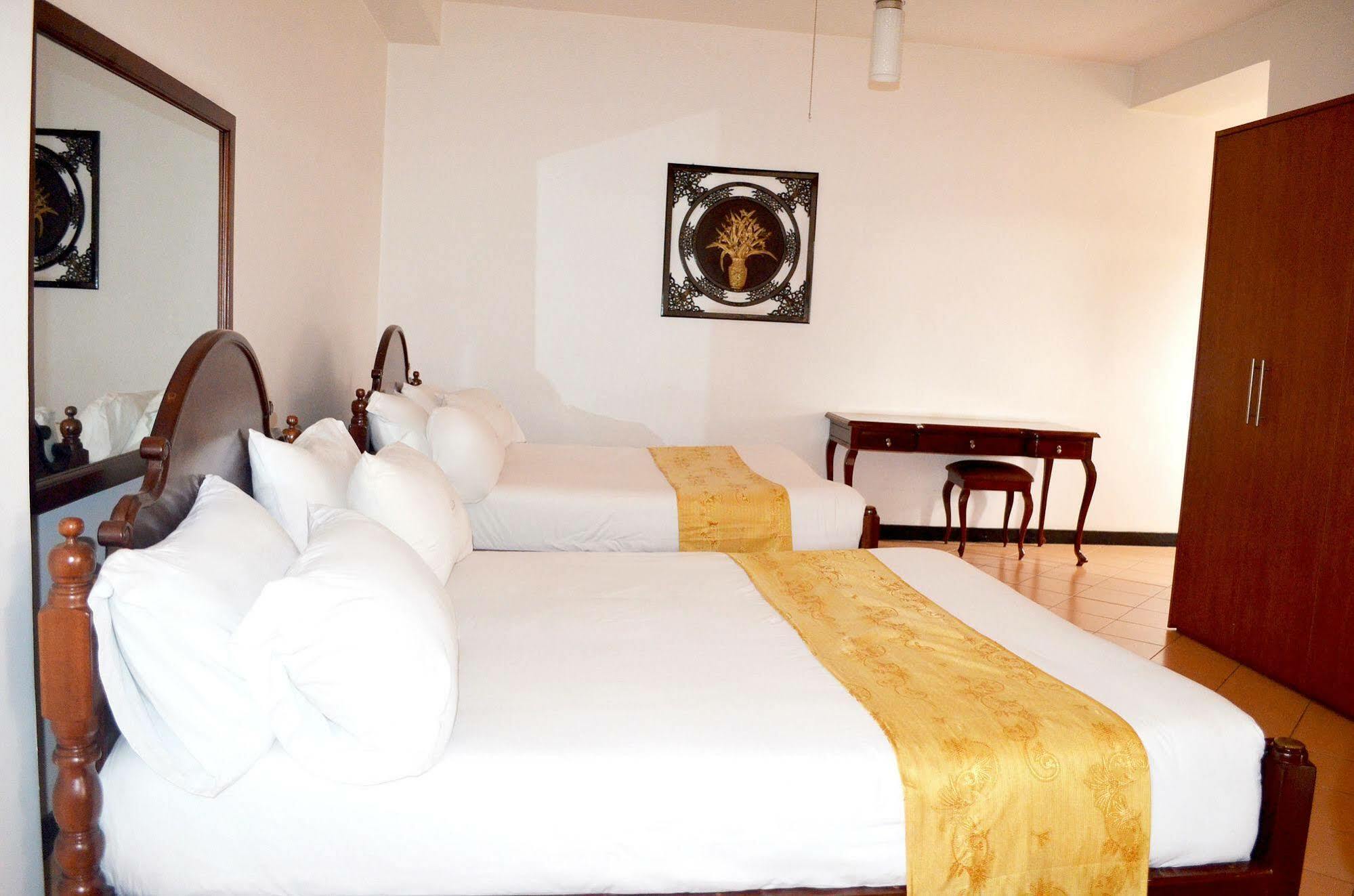 Hotel Triangle Кампала Экстерьер фото