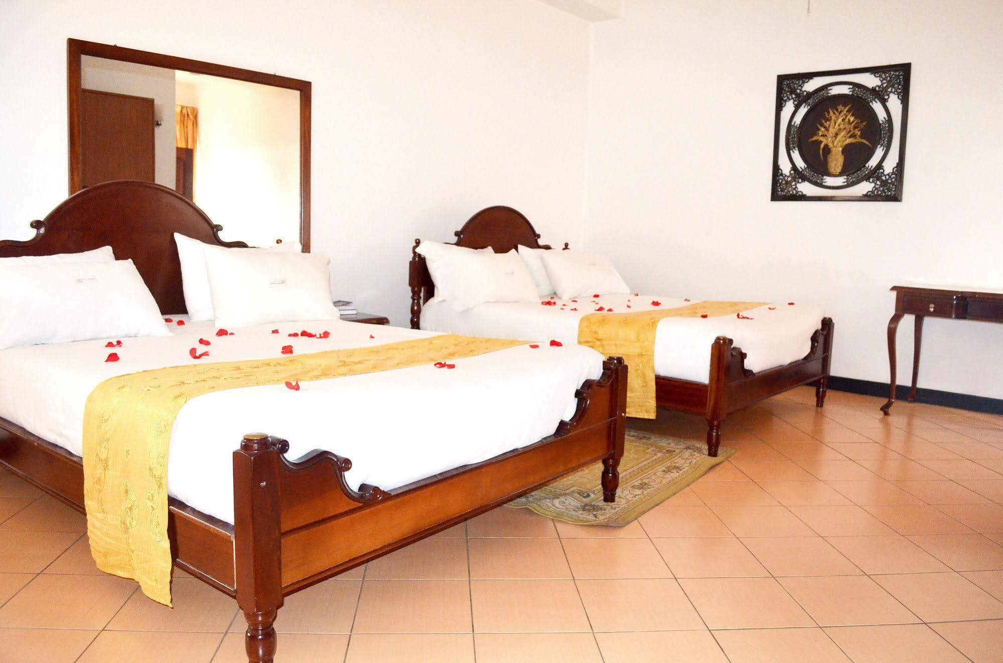 Hotel Triangle Кампала Экстерьер фото