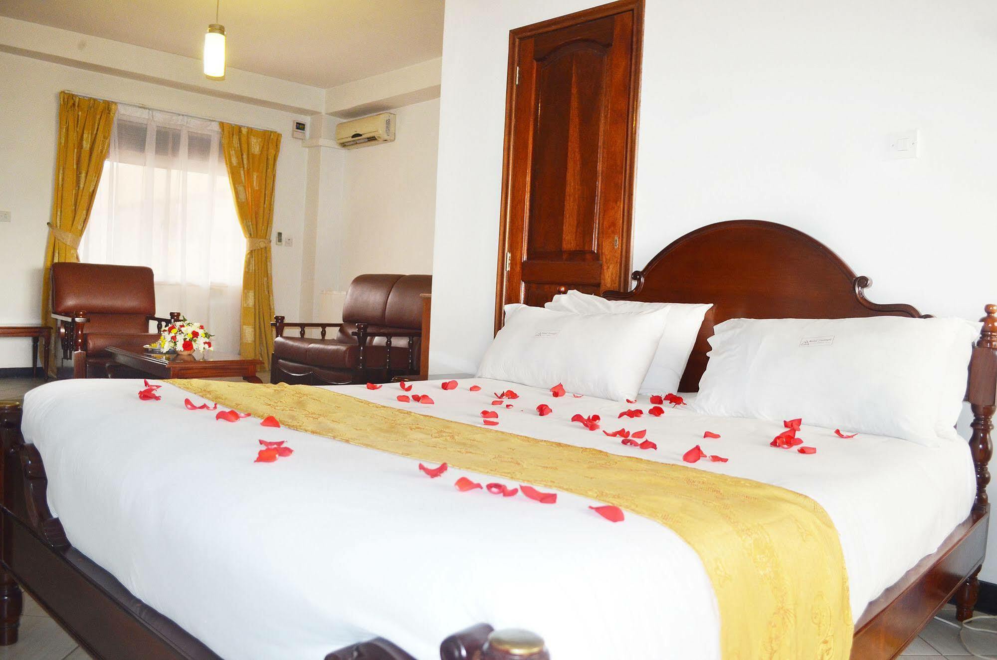 Hotel Triangle Кампала Экстерьер фото