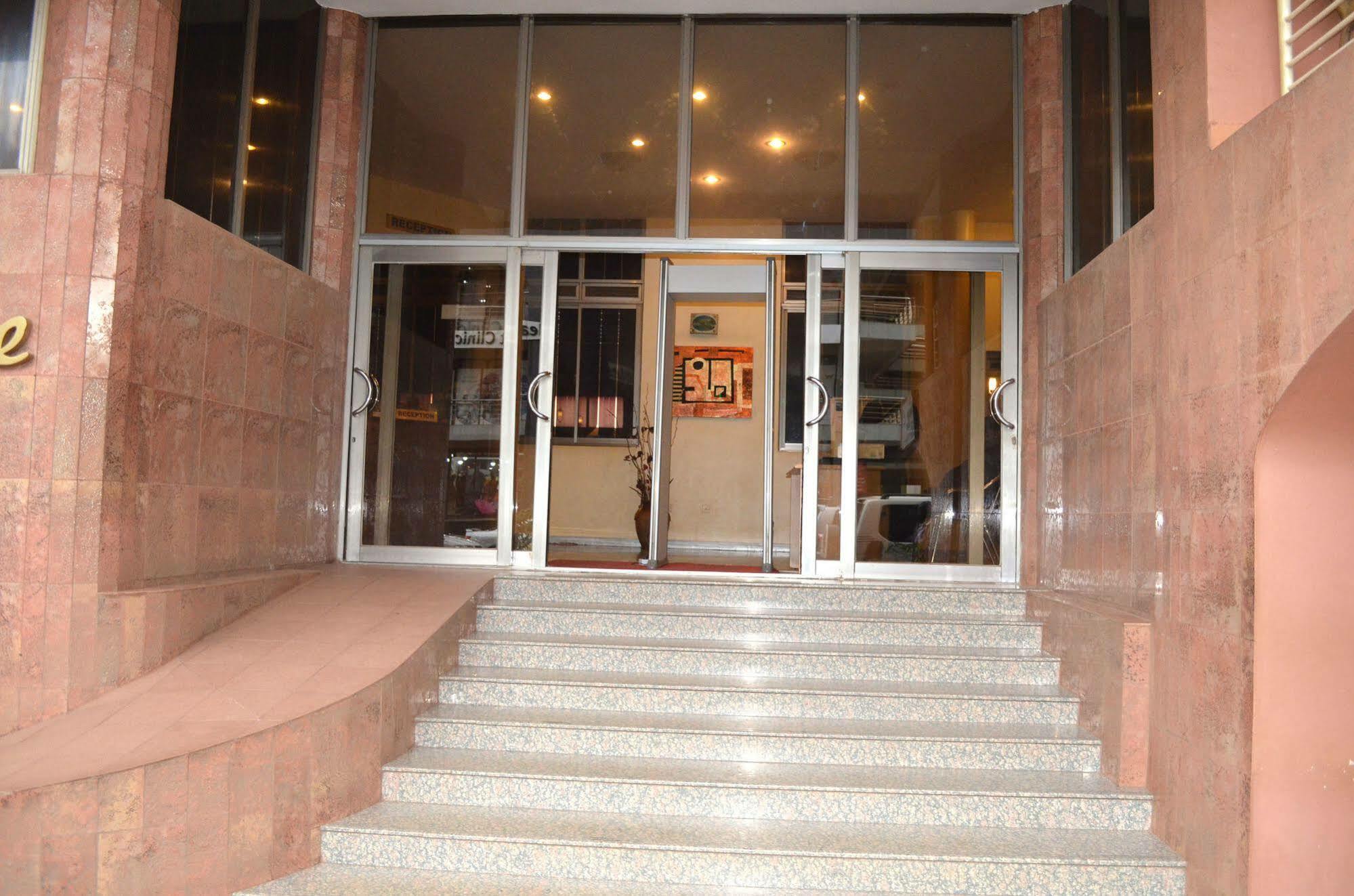 Hotel Triangle Кампала Экстерьер фото