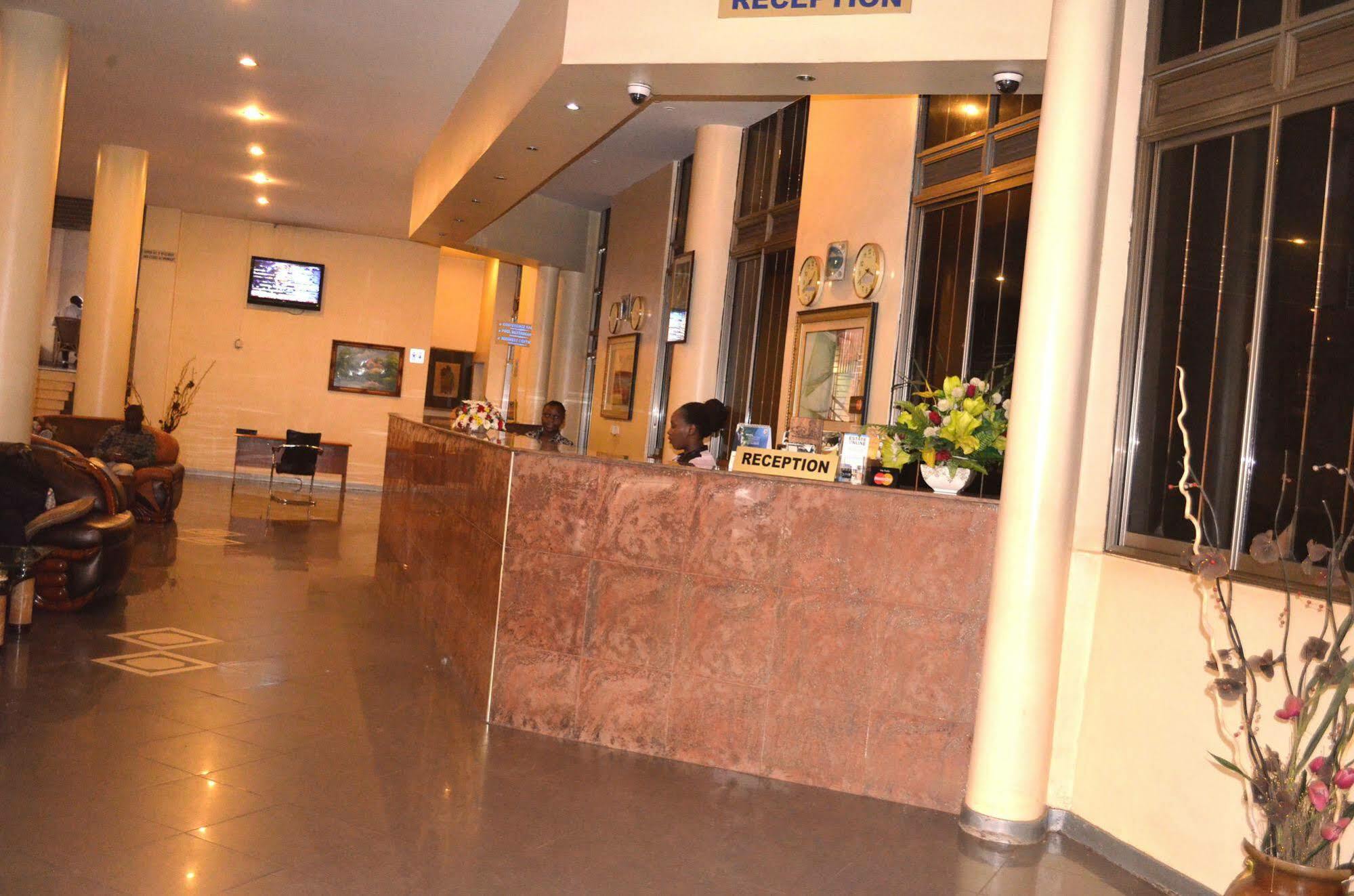 Hotel Triangle Кампала Экстерьер фото