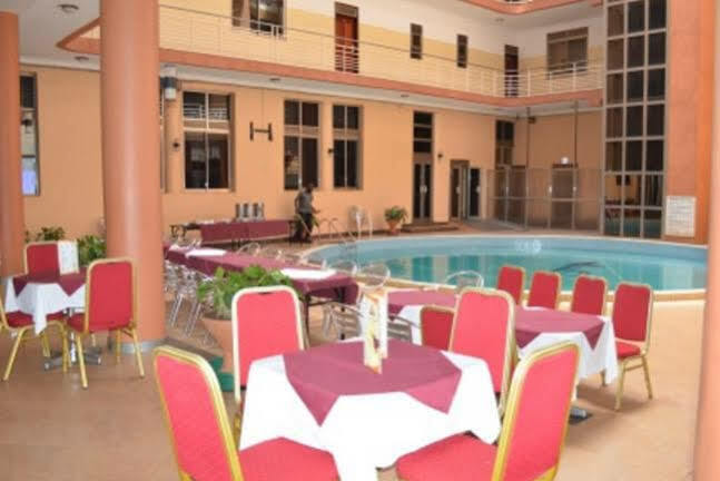 Hotel Triangle Кампала Экстерьер фото